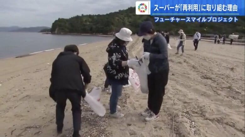 ゴミ袋片手に海岸を清掃