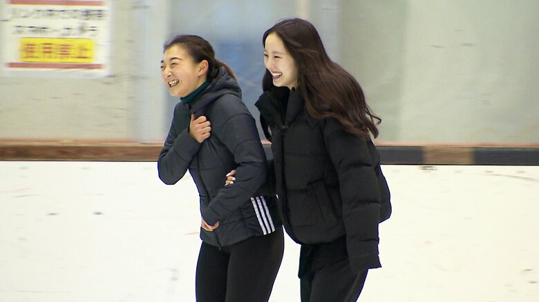 仲良く一緒にリンクで滑る坂本と本田