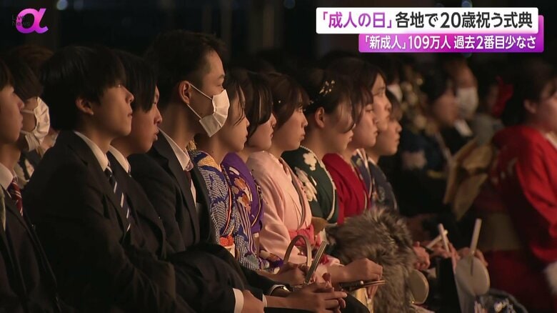 二十歳を迎えた舞妓の舞りを見る新成人たち