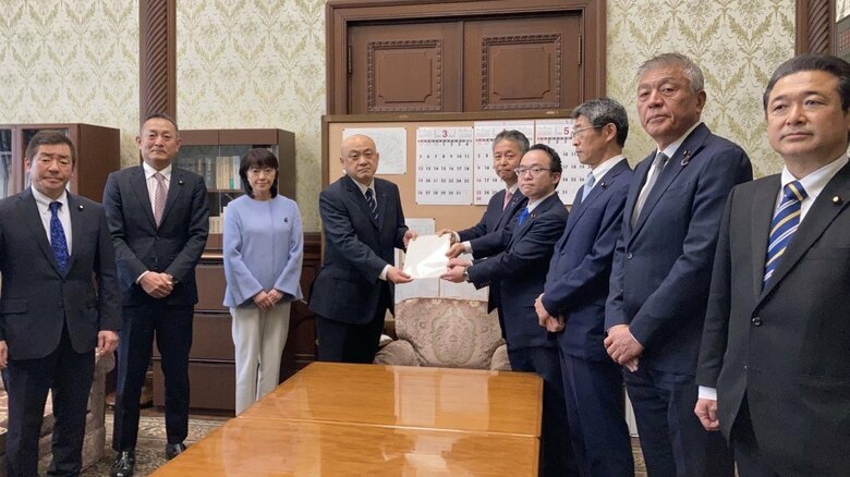 「国会欠席」で歳費4割カットする歳費法改正案を、立憲･維新が共同提出した