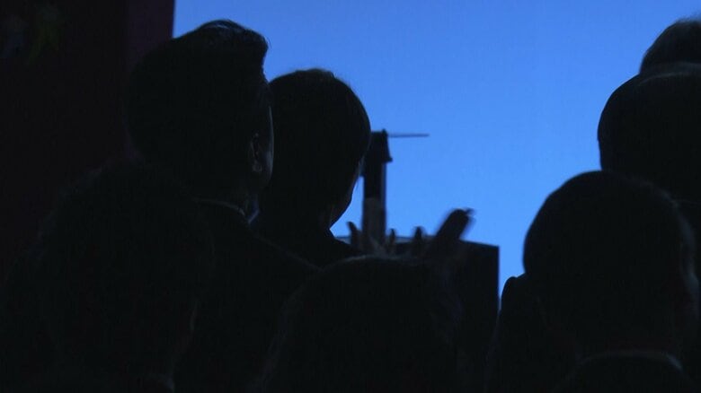 拍手する高市総理