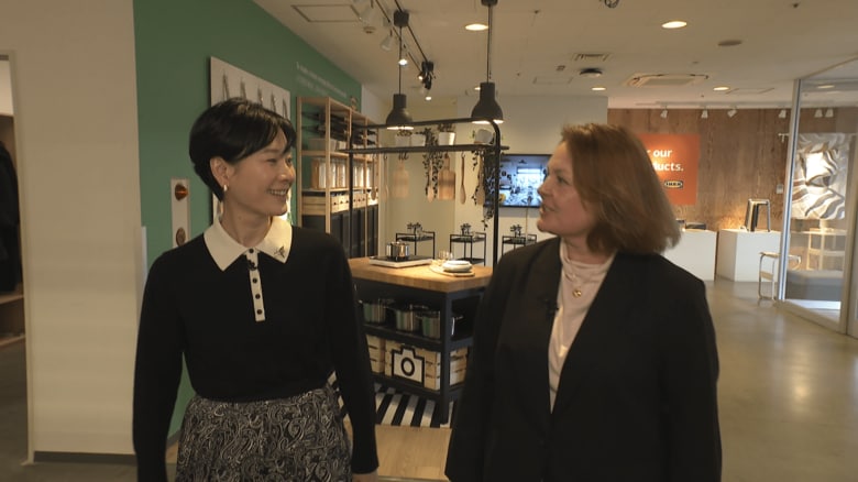 島田彩夏アナウンサーとイケア・ジャパンのペトラ・ファーレCEO兼CSO