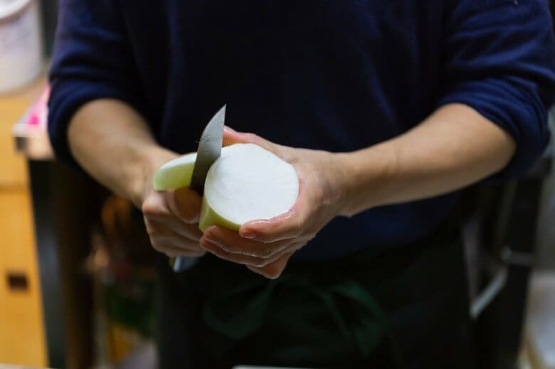 大根は皮をむいて十文字に切込みを入れる（画像はイメージ）