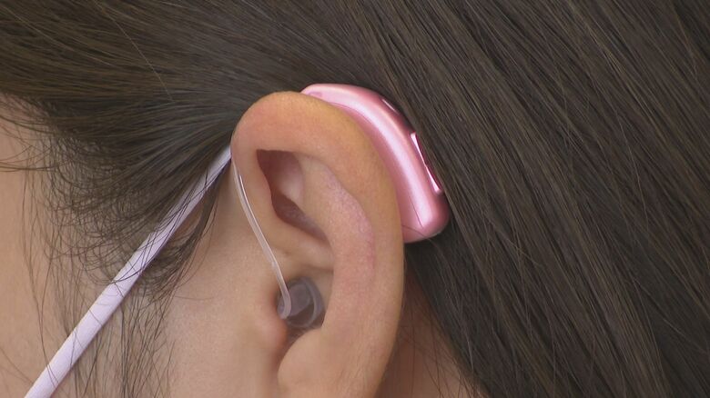 重さはなく、アクセサリーやイヤホンをつけている感覚