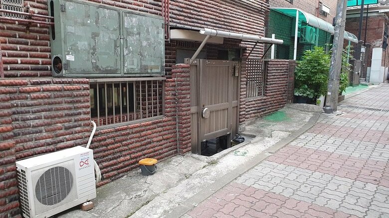 半地下部屋の入り口　地面よりも低く、雨水が流れ込む