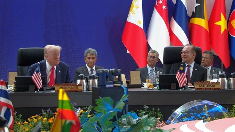 トランプ大統領と笑顔のマレーシア・アンワル首相　アメリカ＋ASEAN首脳会議にて