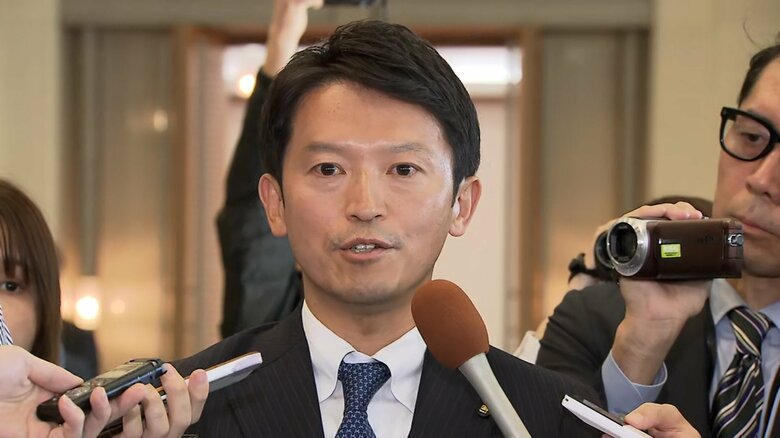都内で取材に応じる斎藤元彦知事　11月25日