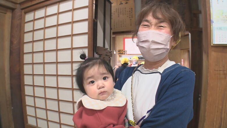 赤ちゃんを預かる純子さん