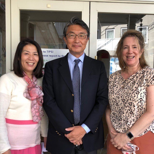 坪谷ニュウエル郁子理事長（左）、リン・サトウ校長（右）と筆者（真ん中）