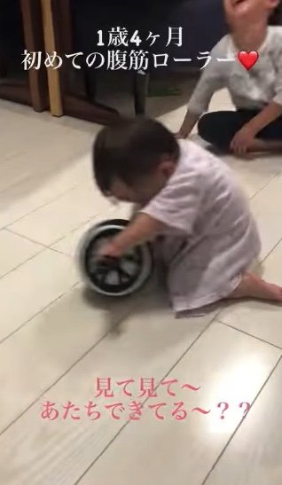 初めての腹筋ローラー（提供：LA-DONA（ラドナ）アイメイクサロンさん）