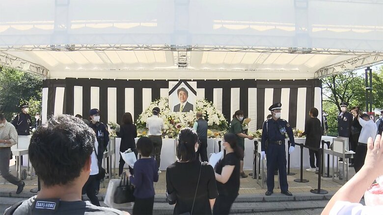 一般の献花台には、老若男女、国籍を問わず、多くの人たちが訪れていた。