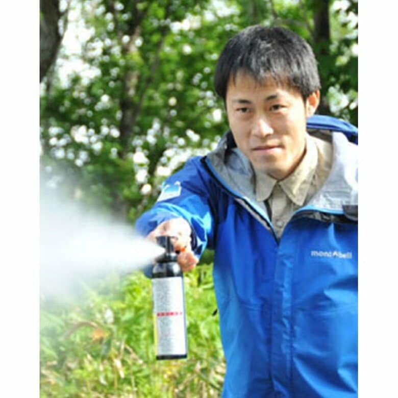 クマの攻撃行動を約90％以上で止められるとされる「クマ撃退スプレー」。クマの目と鼻をめがけて、一気に噴射する（写真提供：知床財団）