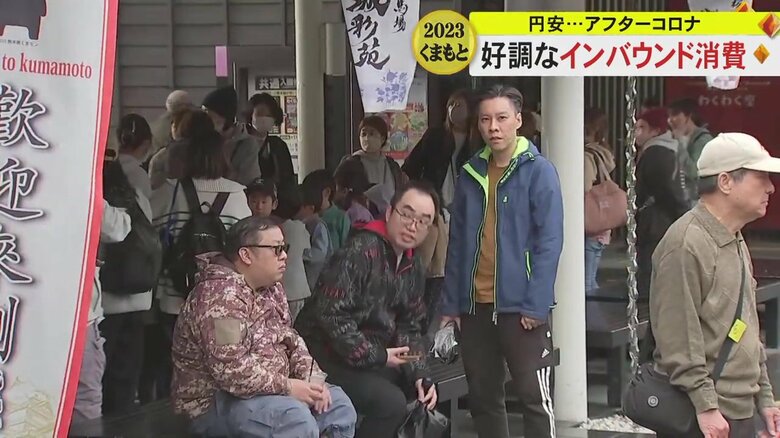 観光客で賑わう