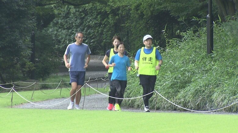 道下さんの伴走をされる陛下（2018年6月）