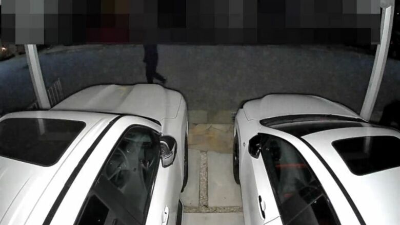 車のまわりをうろつく男（滋賀県警提供の動画より）