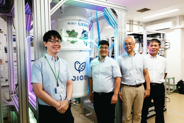 左から阪大Q量子情報・量子生命研究センター小川和久准教授、根来誠教授、中村泰信理研量子コンピュータ研究センターセンター長、アルバッククライオの斎藤政通博士