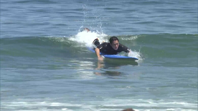 福島・南相馬市の海岸で子どもたちとサーフィンを楽しむ小泉氏（2023年9月）