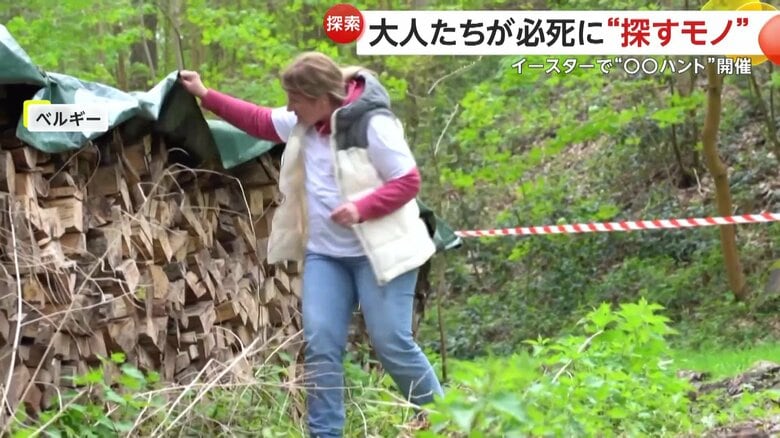 横穴をのぞく参加者