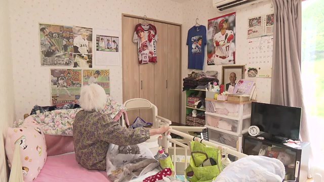 キヨシさんの部屋　切り抜きやグッズが飾られている