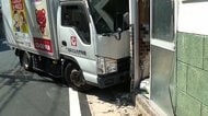 住宅にトラック突っ込む　現場は直線道路　50代男性が運転中に体調急変か