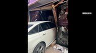 「アクセルとブレーキを間違えた」96歳男性の運転する車が飲食店に突っ込む　群馬・高崎市