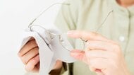 メガネのからぶきはやめて！正解は「水洗い」お手入れのNGとOKをプロが解説。台所用洗剤の使用も劣化リスクあり