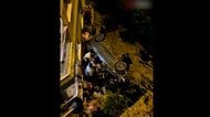 坂道を下るミキサー車が乗用車に衝突、手前に2人の歩行者“間一髪”回避の瞬間　3階バルコニーに飛び込む車も…飲酒運転か　トルコ