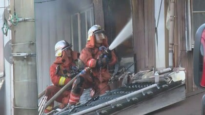 【速報】「2階の開口部から炎が出ている」米子市の2階建て住宅で火事　1人が顔にやけど病院に搬送　鳥取