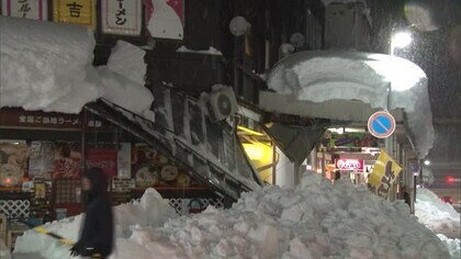 雪の重みで長岡市の繁華街のアーケードの屋根が倒壊…柏崎市では車庫倒壊で下敷きになった54歳男性が意識不明の重体