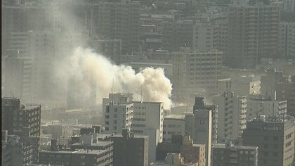 【火事速報】「炎と煙が出ている」建物2階一室から出火…高齢の女性が意識がない状態で搬送…消防車など15台で消火活動〈北海道札幌市白石区〉