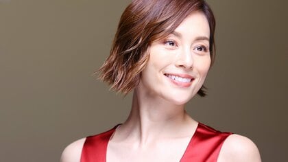 米倉涼子 胸元が開いた大胆ドレスでナンバー１の輝き…意外にも“美”を意識したのは「30代後半」
