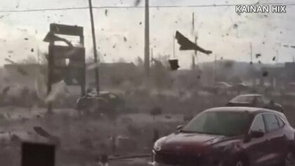 “がれき”が舞い上がり目の前に…巨大竜巻で8人死亡　「まるで電車が家の中を」街に壊滅的な被害　アメリカ