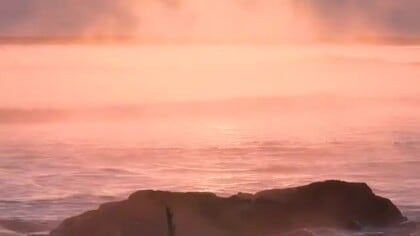 【動画あり】幻想的な「けあらし」雨晴海岸に出現　今秋一番の冷え込みで冬の幻想的な風景が広がる