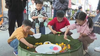 4月29日は「昭和の日」　レトロな雰囲気の商店街が歩行者天国に　輪投げに駄菓子　“昭和”感じるイベント　長野市西鶴賀
