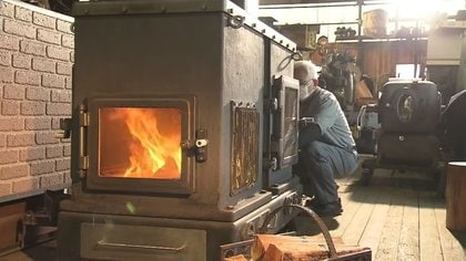 暖かい癒やしの炎…100年200年もつ「世界で1台だけの薪ストーブ
