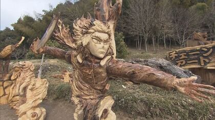 チェーンソー1本で木に命を…丸太削り出しアート作品に 日本一のプロ