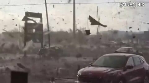 “がれき”が舞い上がり目の前に…巨大竜巻で8人死亡　「まるで電車が家の中を」街に壊滅的な被害　アメリカ