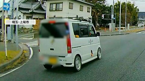 「全くブレーキ踏まず」あわや衝突…恐怖の信号無視　「後ろからピッタリ」猛スピードで追い抜き赤信号の交差点駆け抜ける軽自動車も