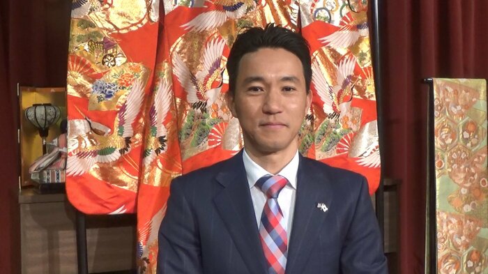 インタビューに答える日本大使館の金城太一参事官