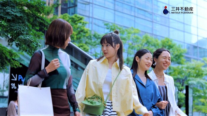 三井不動産の新TVCMシリーズ「三井のすずちゃん」東京ミッドタウン篇に出演する広瀬すずさん(中央)