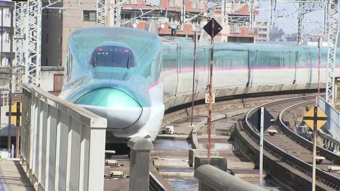 「こまち」と連結し東京へと向かう「はやぶさ」