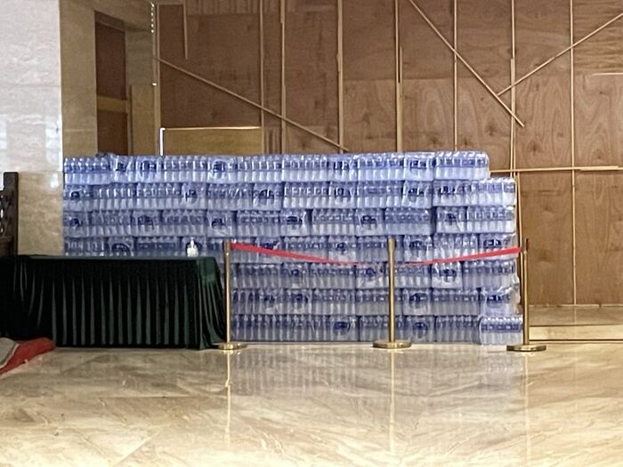 フロント横に置かれた大量の飲料水