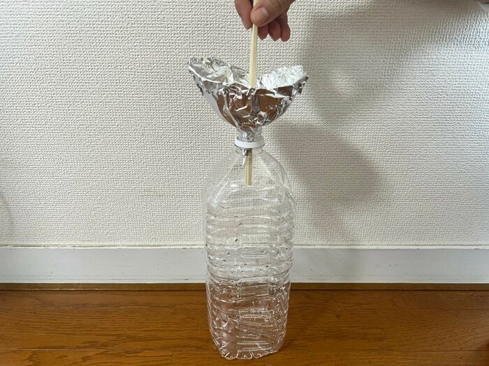 箸などで水の通り道を作る（特集班撮影）