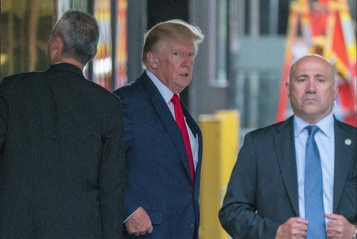 ニューヨーク州司法長官事務所に向かうトランプ氏(8月10日)