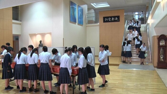 昼休み…人気のパンは争奪戦に