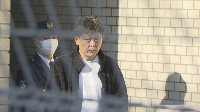 送検される平原容疑者(小倉南警察署)