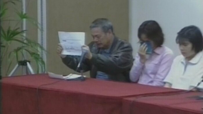 行方不明者家族の会見で、沈没したえひめ丸の引き揚げを強く求めた中田和男さん(2001年2月)