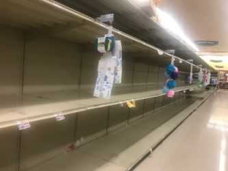 スーパーの棚からは完全に食品が消えた