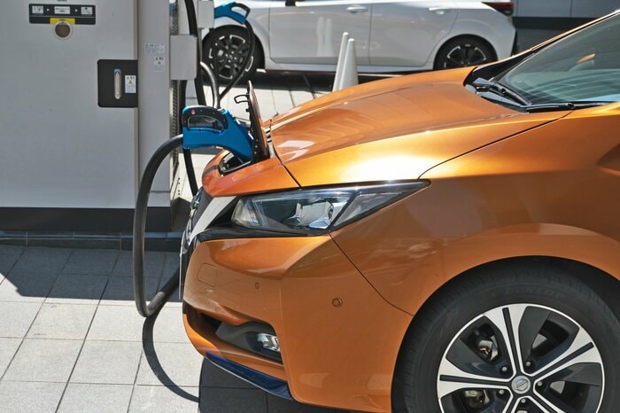 充電中の電気自動車(資料)