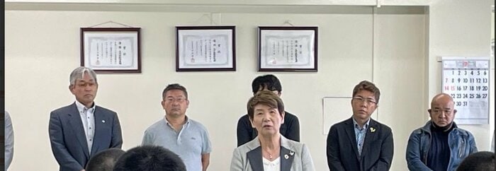 スピーチする井村さん 画面下半分は受刑者が写っている